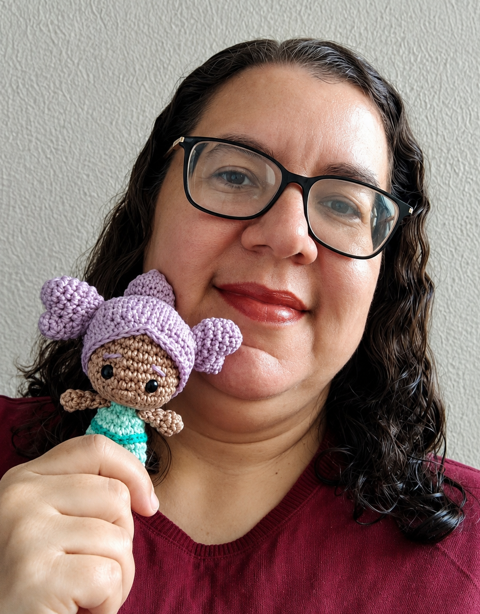 Ju Melo com amigurumi